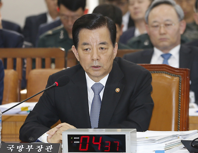Defense Minister Han Min-koo speaks during a parliamentary session on Monday. (Yonhap)