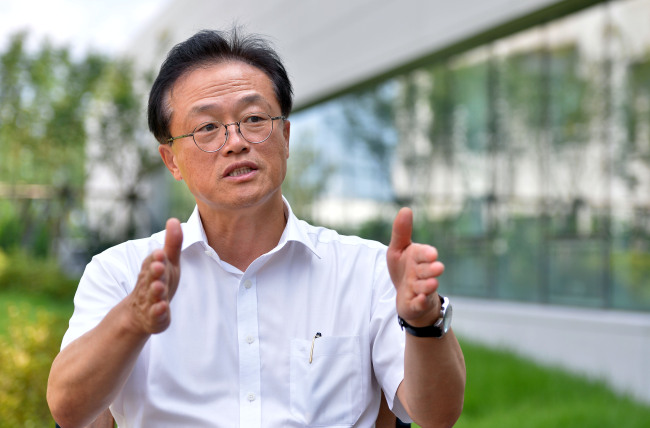 Sunwoo Myoung-ho, professor of automotive engineering at Hanyang University, speaks during an interview on Sept. 3 at the university’s Seoul campus. (Lee Sang-sub/The Korea Herald)