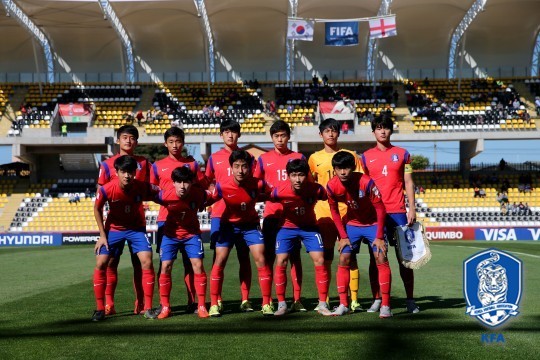 The South Korean team pose for a photo before a match with England at the 2015 FIFA U-17 World Cup in Chile on Friday. (Yonhap)