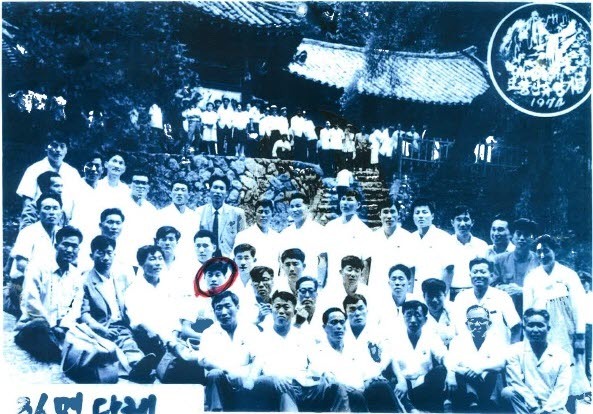 지난 1972년 12월28일 서해상에서 홍어잡이를 하던중 납북된 오대양62호 선원 정건목(64) 씨가 43년만에 금강산에서 어머니 이복순(88) 씨와 상봉했다. 사진은 1960~1970년대 납북된 것으로 추정되는 납북어부 31명이 1985년 9월 강원도 원산에서 사상교육을 받으며 ‘라진혁명전적지’를 답사한 뒤 찍은 단체사진. [사진=납북자가족모임 제공]