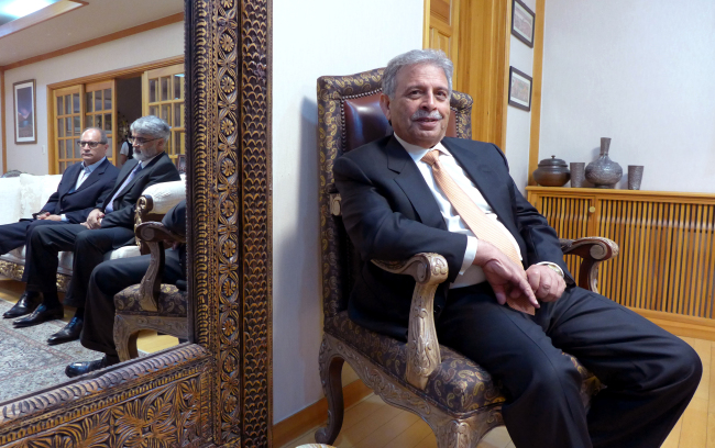 Pakistani Defense Production Minister Rana Tanveer Hussain (right) speaks to The Korea Herald last week, with Pakistani Ambassador Zahid Nasrullah Khan (center) and Hajvairy Group chairman Tauqir Awan reflected in the mirror.   Joel Lee/The Korea Herald