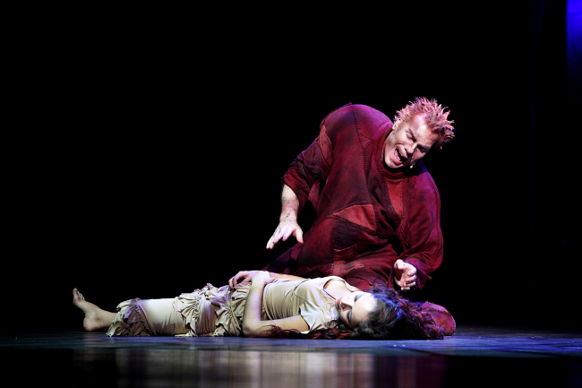 A scene from the orginal French cast musical production of “Notre Dame de Paris,” running at the Blue Square theater in Seoul until Nov. 15.   Mast Entertainment