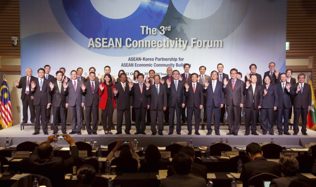 Diplomats, potential investors and policy experts pose at the ASEAN-Korea Partnership for ASEAN Economic Community Building forum at KFI Tower on Thursday.   ASEAN-Korea Center