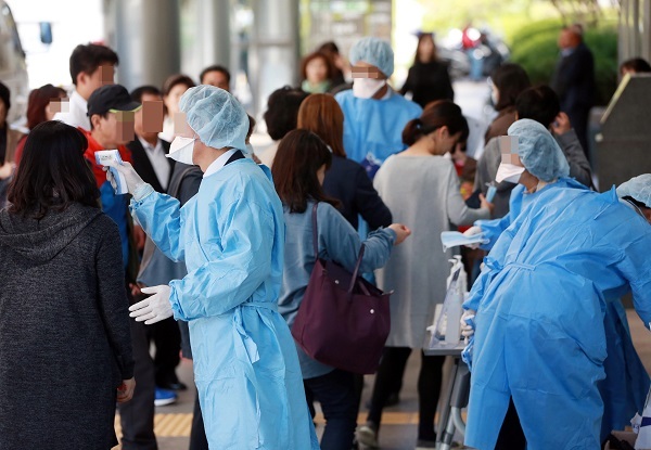 Officials take the temperature of hospital-goers at Samsung Medical Center in Seoul on Oct. 13 after one of the patients recovered from MERS was diagnosed again. Yonhap