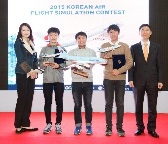 <YONHAP PHOTO-2326> 대한항공, 사이버 항공기 조종 콘테스트 개최 (서울=연합뉴스) 25일 경기 성남시 서울공항에서 열린 '2015 대한항공 플라이트 시뮬레이션 콘테스트'에서 조현민 대한항공 통합커뮤니케이션실 전무(왼쪽 첫번째), 대상 수상자인 백종현군(왼쪽 세번째), 대한항공 서화석 운항본부장(오른쪽 첫번째) 등이 함께 기념촬영하고 있다. 2015.10.25 <<대한항공 제공>> zjin@yna.co.kr/2015-10-25 16:01:36/ <저작권자 ⓒ 1980-2015 ㈜연합뉴스. 무단 전재 재배포 금지.>
<YONHAP PHOTO-2326> 대한항공, 사이버 항공기 조종 콘테스트 개최 (서울=연합뉴스) 25일 경기 성남시 서울공항에서 열린 '2015 대한항공 플라이트 시뮬레이션 콘테스트'에서 조현민 대한항공 통합커뮤니케이션실 전무(왼쪽 첫번째), 대상 수상자인 백종현군(왼쪽 세번째), 대한항공 서화석 운항본부장(오른쪽 첫번째) 등이 함께 기념촬영하고 있다. 2015.10.25 <<대한항공 제공>> zjin@yna.co.kr/2015-10-25 16:01:36/ <저작권자 ⓒ 1980-2015 ㈜연합뉴스. 무단 전재 재배포 금지.>