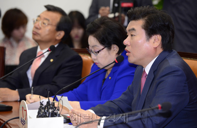 원유철 새누리당 원내대표가 26일 오전 서울 여의도 국회에서 열린 최고위원회의에서 모두발언을 하고 있다. 박해묵 기자/mook@heraldcorp.com