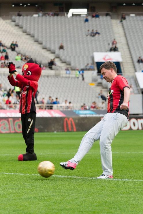 McDonald’s Korea managing director Joe Erlinger takes a ceremonial kick-off in the 2015 K League Classic of FC Seoul vs. Hyundai Motors held at the Seoul World Cup Stadium on Sunday. Children who participate in the Ronald McDonald Soccer Club, one of the company’s corporate social responsibility programs, escorted the players to the field for the match.   McDonald’s Korea