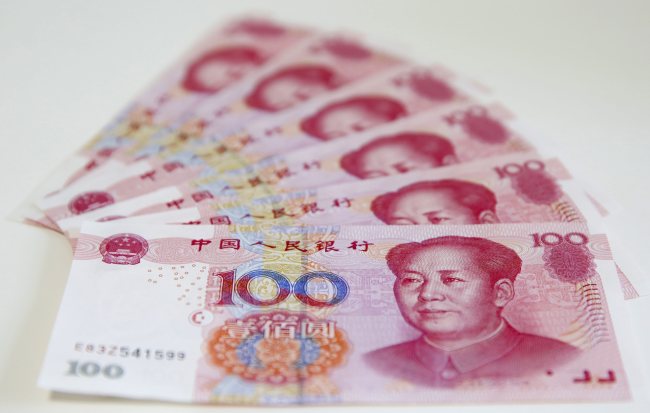 <YONHAP PHOTO-2228> epa04986231 (FILE) A file picture dated 12 August 2015 shows Chinese yuan banknotes in Beijing, China, 12 August 2015. According to media reports on 21 October 2015, People's Bank of China (PBC or PBOC), the central bank of China, launched a yuan-denominated bond auction in London, Britain. The move, said to be made for the first time outside of China, intends to internationalize China's currency facilitating cross-border trade and investment in the offshore market. The note, worth five billion yuan (about 690 million euro or 786 million US dollar), has an interest rate of 3.15 percent and its falls are due in 2016. The central bank's announcement was made as Chinese President Xi Jinping is in Britain on a four-day official visit. EPA/WU HONG/2015-10-21 13:31:57/ <저작권자 ⓒ 1980-2015 ㈜연합뉴스. 무단 전재 재배포 금지.>
Chinese yuan banknotes.    EPA-Yonhap