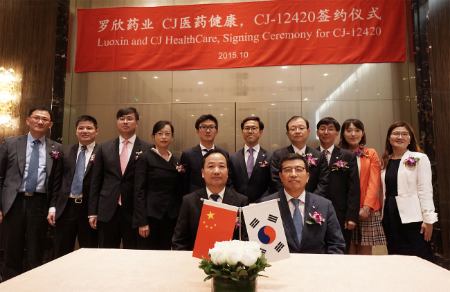 CJ Healthcare and Shandong Luoxin Pharmaceutical Group sign a licensing deal for the antiulcer treatment drug CJ-12420 in Shanghai, China last Friday. (CJ Healthcare)