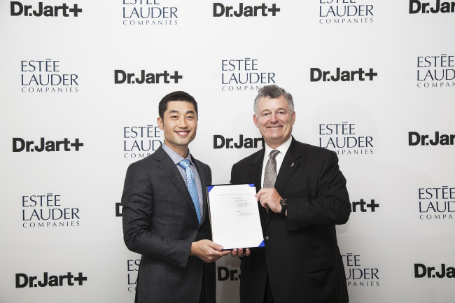 The Estee Lauder Companies CEO Fabrizio Freda (right) signs an investment deal with Dr. Jart+ CEO Lee Jin-wook in New York on Sunday. (The Estee Lauder Companies / Dr. Jart+)