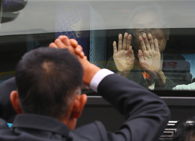 Separated familities bid farewell as South Korean members leave for home at the end of their reunions in Mount Geumgangsan Monday. (Yonhap)