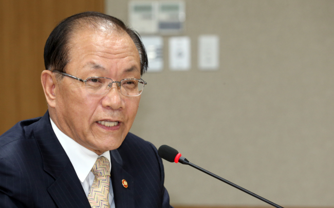 Education Minister Hwang Woo-yea speaks during a meeting of vice education superintendents Monday at Sejong Government Complex. (Yonhap)