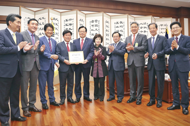 박성택(좌측 네번째) 중기중앙회장을 비롯한 중소기업단체장들이 정의화(좌측 다섯번째) 국회의장을 예방, 청년 일자리 창출 및 노동개혁을 위한 관련 법안에 대한 조속한 처리를 요청한 후 기념촬영을 하고 있다.  [사진제공=중기중앙회]