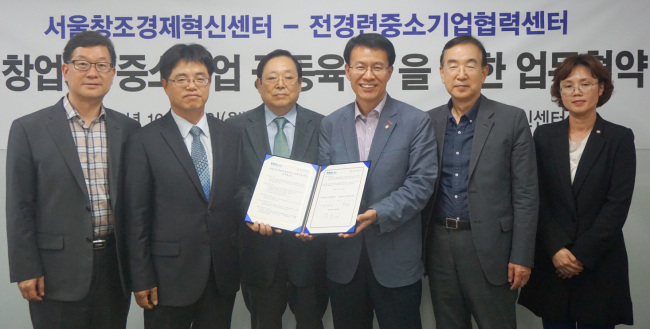 <YONHAP PHOTO-3625> 전경련중소기업협력센터-서울창조경제혁신센터 MOU체결 (서울=연합뉴스) 전경련중소기업협력센터는 26일 서울창조경제혁신센터에서 서울지역 창업자 및 중소기업 공동육성을 위한 업무협약식을 체결했다. 왼쪽부터 이형곤 경영자문봉사단 자문위원, 배명한 전경련중소기업협력센터 소장, 남기재 전경련 경영자문봉사단 위원장, 박용호 서울창조경제혁신센터장, 정헌화 경영자문봉사단 자문위원, 방미진 서울창조경제혁신센터 팀장. << 전국경제인연합회 제공 >> 2015.10.26 leesh@yna.co.kr/2015-10-26 21:20:33/ <저작권자 ⓒ 1980-2015 ㈜연합뉴스. 무단 전재 재배포 금지.>