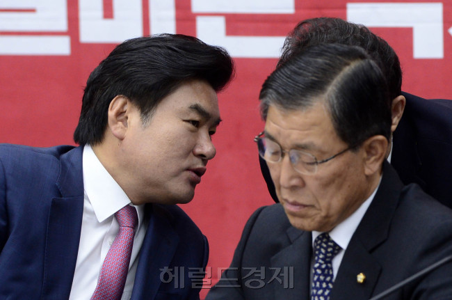원유철 새누리당 원내대표가 27일 오전 서울 여의도 국회에서 열린 원내대책회의에서 황진하 사무총장과 귀엣말을 나누고 있다. 박해묵 기자/mook@heraldcorp.com