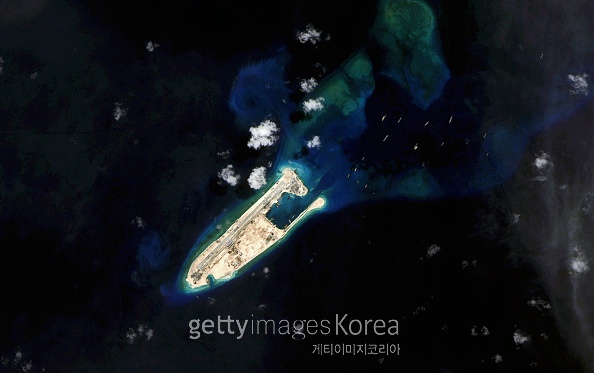 중국이 남중국해 영해권을 주장하며 난사군도(스래틀리 제도)에 매립한 인공섬.[자료=게티이미지]