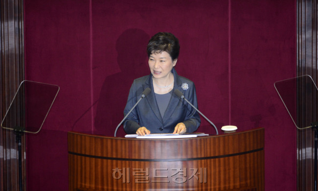 박근혜 대통령이 27일 오전 서울 여의도 국회에서 2016년 예산안 시정연설을 하고 있다.  박해묵 기자/mook@heraldcorp.com