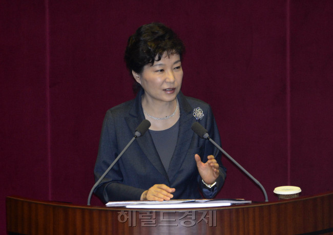 박근혜 대통령이 27일 오전 서울 여의도 국회에서 2016년 예산안 시정연설을 하고 있다. 박해묵 기자/mook@heraldcorp.com