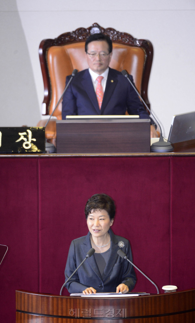 박근혜 대통령이 27일 오전 서울 여의도 국회에서 2016년 예산안 시정연설을 하고 있다. 박해묵 기자/mook@heraldcorp.com