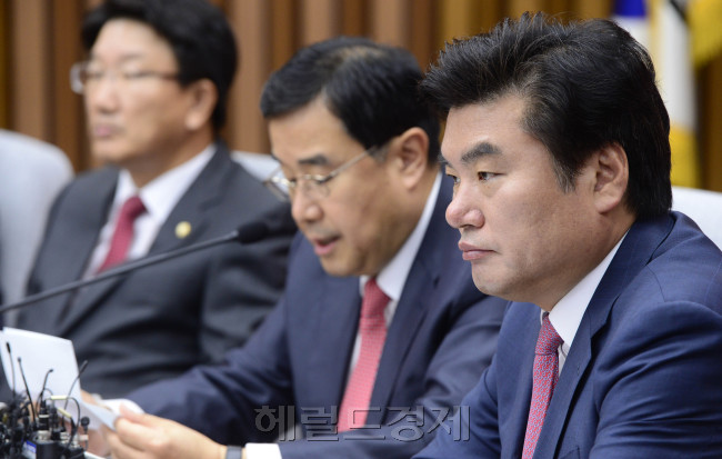 원유철 새누리당 원내대표가 27일 오전 서울 여의도 국회에서 열린 원내대책회의에서 굳은 표정을 짓고 있다. 박해묵 기자/mook@heraldcorp.com