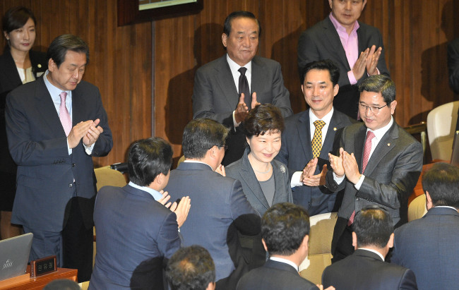 박근혜 대통령이 27일 오전 2016년 예산안 시정연설을 위해 국회 본회의장으로 입장하고 있다. 새누리당 의원들이 일어나 박수로 박 대통령을 맞이하고 있다. 박해묵 기자/mook@heraldcorp.com