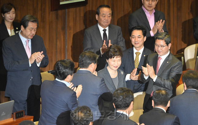 박근혜 대통령이 27일 오전 2016년 예산안 시정연설을 위해 국회 본회의장으로 입장하고 있다. 새누리당 의원들이 일어나 박수로 박 대통령을 맞이하고 있다. 박해묵 기자/mook@heraldcorp.com