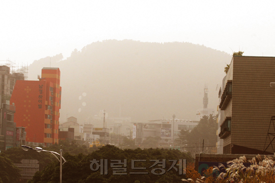 지난 2010년 11월 제주도를 강타한 가을황사로 제주시내 건물이 뿌였게 보이고 있다. ［자료=헤럴드경제DB］