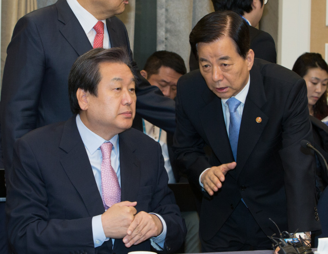 The ruling Saenuri Party Chairman Rep. Kim Moo-sung (left) and  National Defense Minister Han Min-koo. Yonhap