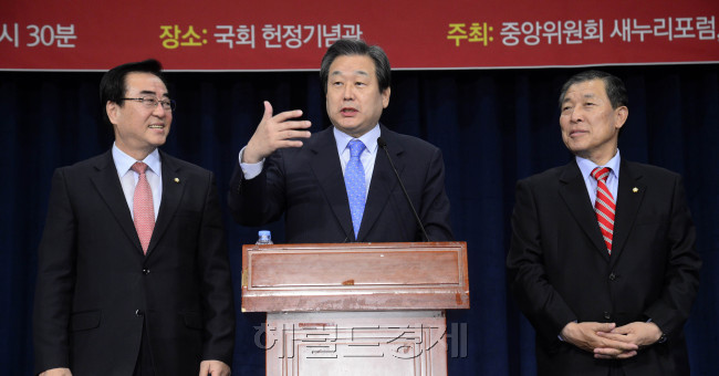김무성 새누리당 대표가 28일 오전 서울 여의도 국회 헌정기념관 대강당에서 열린 당 중앙위원회 새누리포럼에 참석해 인사말을 하고 있다. 박해묵 기자/mook@heraldcorp.com