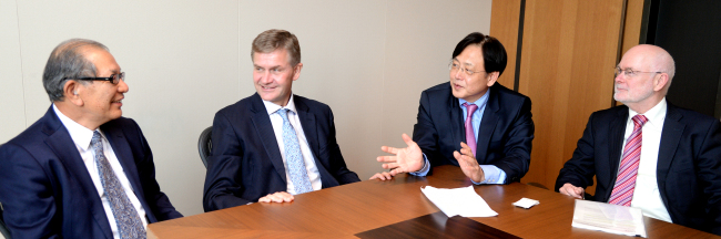 Participants join a roundtable on the margins of an international development aid conference in Seoul on Tuesday. From left: Hideaki Domichi, senior vice president of the Japan International Cooperation Agency; Erik Solheim, chair of the OECD’s Development Assistance Committee; Kim Young-mok, president of the Korea International Cooperation Agency; and Jeroen Verheul, ambassador at large for development cooperation at the Dutch Ministry of Foreign Affairs.   Park Hyun-koo/The Korea Herald