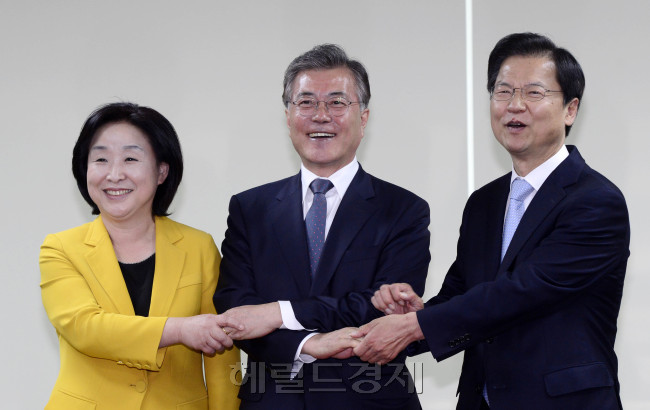 역사교과서 국정화 저지를 위한 야권 지도자 연석회의를 구성한 (왼쪽부터) 심상정 정의당 대표, 문재인 새정치민주연합 대표, 천정배 무소속 의원. [사진=헤럴드경제DB]