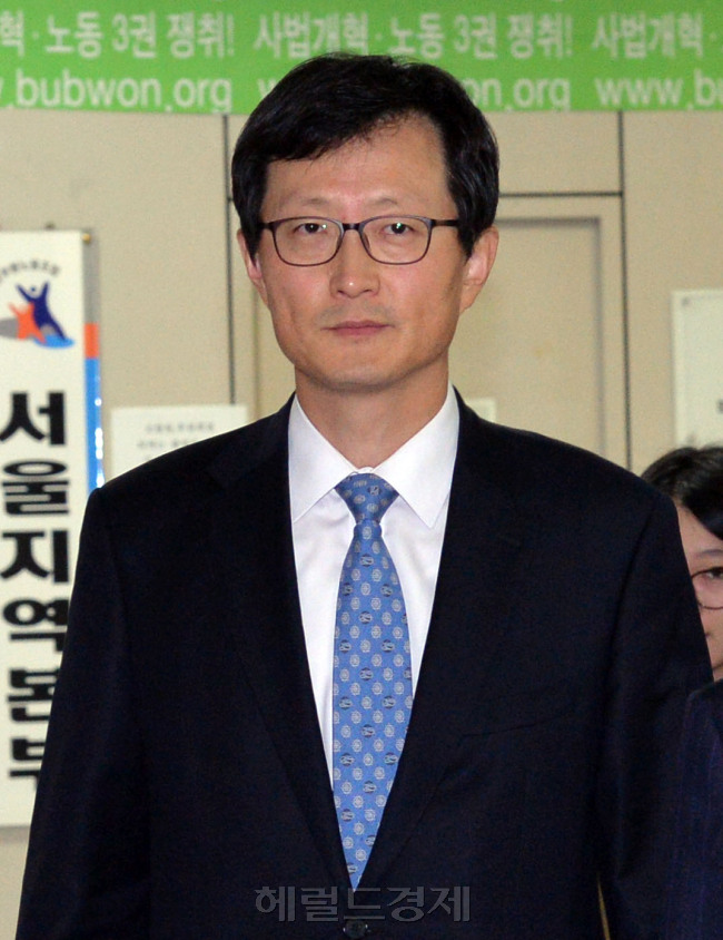 롯데쇼핑 측 변호를 맡은 김앤장의 안정호 변호사(아래)가 재판을 마친 뒤 법정을 나오고 있다. 사진=이상섭 기자/babtong@heraldcorp.com