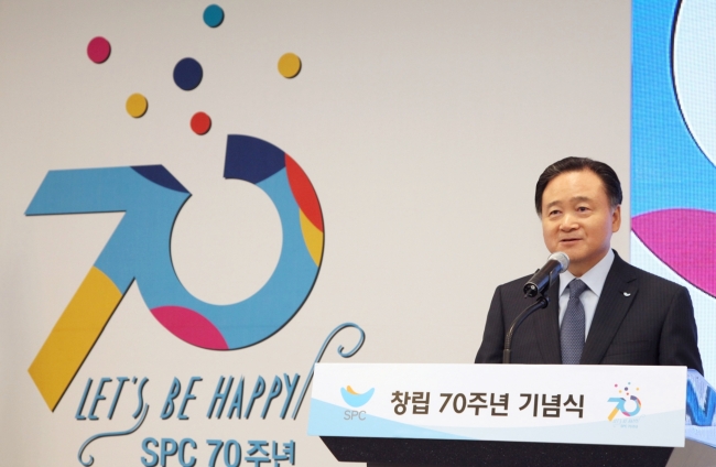 SPC Group chairman Hur Young-in gives a speech to mark the 70th anniversary of the company at the SPC training center in Seoul on Wednesday. Hur announced that the operator of Paris Baguette, Paris Croissant and many other eateries would have 12,000 outlets around the world generating 20 trillion won ($18 billion) in sales by 2030. The company plans to invest 2.6 trillion won into research and development by then.   SPC Group
SPC Group chairman Hur Young-in gives a speech to mark the 70th anniversary of the company at the SPC Future Creation Institute in Seoul on Wednesday. Hur announced that the operator of Paris Baguette, Paris Croissant and many other eateries would have 12,000 outlets around the world generating 20 trillion won ($18 billion) in sales by 2030. The company plans to invest 2.6 trillion won into research and development by then.   SPC Group