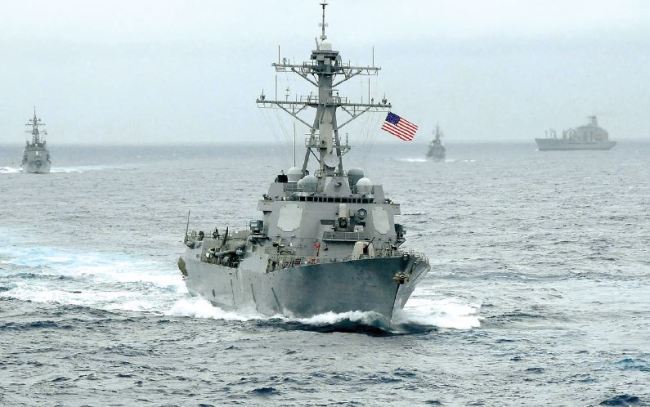 The U.S. Navy guided-missile destroyer USS Lassen sails in the Pacific Ocean in a November 2009 photo provided by the U.S. Navy. The U.S. Navy sent a guided-missile destroyer within 12 nautical miles of artificial islands built by China in the South China Sea on Tuesday, a U.S. defense official said, in a challenge to China`s territorial claims in the area. (Reuters-Yonhap)