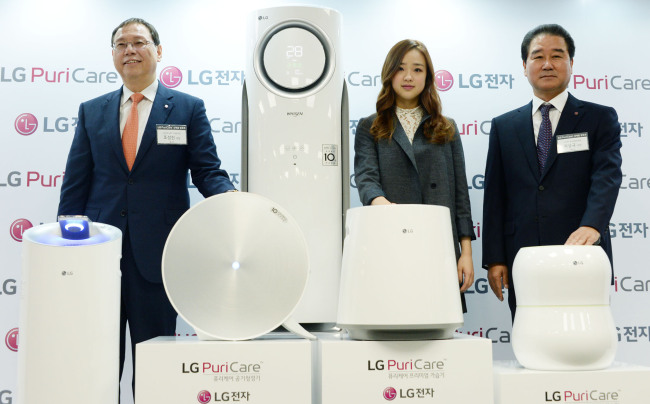 (From left) LG Electronics home appliance division chief Cho Seong-jin, the company’s commercial model, Olympic rhythmic gymnast Son Yeon-jae and domestic sales chief Choi Sang-kyu pose at a launch event in Seoul on Wednesday. LGE