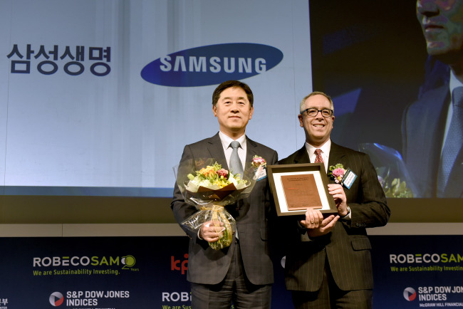 삼성생명이 세계적 금융정보 제공업체인 미국 다우존스가 선정하는 2015 DJSI(Dow Jones Sustainability Indexㆍ다우존스 지속가능경영지수) World를 국내 보험업계 최초로 4년연속 수상했다.   [사진제공=삼성생명]