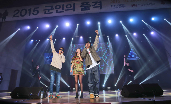 <YONHAP PHOTO-1216> 현대차그룹, 2015 군인의 품격 개최 (서울=연합뉴스) 28일 충남 계룡시 육군본부 대강당에서 현대자동차그룹 주최로 열린 '2015 군인의 품격'에서 그룹 코요테가 공연을 하고 있다. 이날 열린 문화공연은 박광식 현대자동차 부사장, 장준규 육군참모총장과 군인 및 군인가족들이 참가한 가운데‘자랑스러운 우리 영웅들을 위하여’라는 주제로 열렸다. 2015.10.29 << 현대차그룹 제공 >> photo@yna.co.kr/2015-10-29 08:56:10/ <저작권자 ⓒ 1980-2015 ㈜연합뉴스. 무단 전재 재배포 금지.>