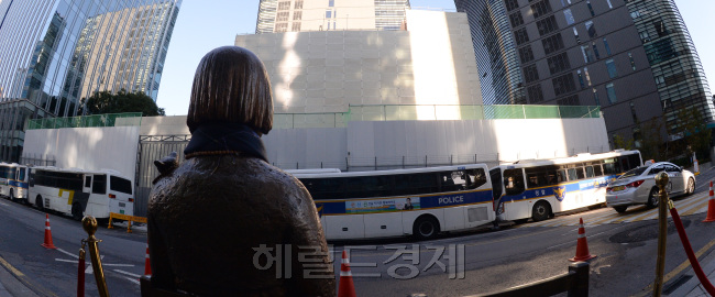 2020년 신축을 목표로 철거가 진행 중인 서울 종로구 중학동 일본대사관 앞이 아베신조 일본 총리의 방한을 앞두고  ‘고요한  긴장감’이 흐르고 있다. 현재 일본 대사관은 인근 트윈트리 건물로 이전을 완료해 업무를 보고 있지만 각종 시위와 집회가 꾸준히 열려 경찰 상주 병력들이 경계를 늦추지 않고 있다.  안훈 기자/rosedale@heraldcorp.com
