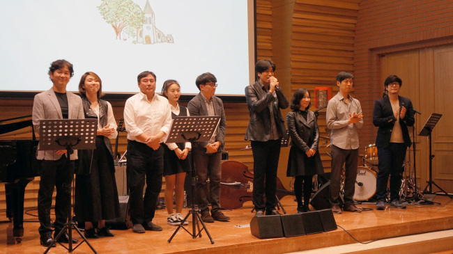 지난 28일 오후 8시 서울 명동성당 파밀리아 채플에서 정성조 1주기 추모 공연이 열렸다. 왼쪽부터 장기호 서울예대 교수, 재즈 보컬리스트 허소영, 피아니스트 김광민, 가수 하이니, 기타리스트 한운기, 정중화 서울종합예술학교 교수, 피아니스트 임미정, 드러머 김홍기, 베이시스트 최은창. 정진영 기자/123@heraldcorp.com
지난 28일 오후 8시 서울 명동성당 파밀리아 채플에서 정성조 1주기 추모 공연이 열렸다. 왼쪽부터 장기호 서울예대 교수, 재즈 보컬리스트 허소영, 피아니스트 김광민, 가수 하이니, 기타리스트 한운기, 정중화 서울종합예술학교 교수, 피아니스트 임미정, 드러머 김홍기, 베이시스트 최은창. 정진영 기자/123@heraldcorp.com