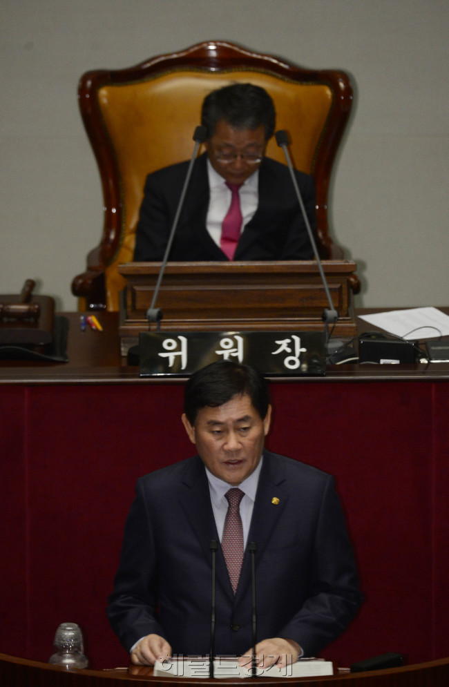 최경환 경제부총리가 28일 오전 서울 여의도 국회에서 열린 예산결산특별위원회 2016년도 예산안 종책정책질의에 참석해 발언하고 있다. 박해묵 기자/mook@heraldcorp.com