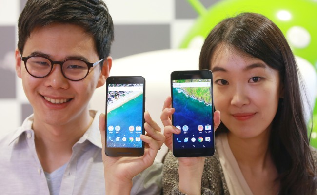 The Korean government research shows that, as of last year, 29 percent of all teenagers were at risk of smartphone addiction in South Korea. (Yonhap)
　
