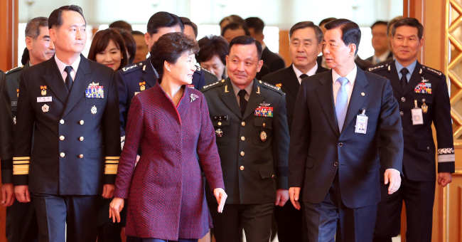 President Park Geun-hye walks with Defense Minister Han Min-koo (second from right), Joint Chiefs of Staff chairman Lee Sun-jin (center) and other general-level officers in their new post assignment ceremony at Cheong Wa Dae on Thursday (Yonhap).