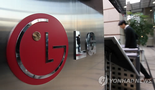 An employee enters LG Electronics's head office in Seoul. (Yonhap)
