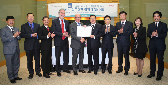 <YONHAP PHOTO-4176> 코엑스, 영국 리드사와 합작투자 사업 약정 체결 (서울=연합뉴스) 코엑스는 리드사와 29일 오후 서울 삼성동 코엑스 VIP룸에서 양사가 추진 중인 합작투자(JV)사업을 위한 약정 (LOI)을 체결했다고 밝혔다. 리드(Reed Exhibitions)사는 영국에 본사를 둔 세계 최대의 전문 전시주최회사로, 양사는 글로벌 역량을 활용해 한국에서 국제적 수준의 전시회들을 육성해 나가기로 했다. 사진 왼쪽부터 토마스 탕(Thomas Tang) 중·한국부총괄, 후 웨이(Hu-wei) 중·한국총괄, 폴 베(Paul Beh) 아태본부장, 쳇 버쳇(Chet Burchett)리드 CEO, 마이크 러스브리지(Mike Rusbridge) 리드 회장, 변보경 코엑스 사장, 전동석 코엑스 전시컨벤션본부장이 약정체결 후 기념촬영을 하고 있다. 2015.10.29 << 코엑스 제공 >> photo@yna.co.kr/2015-10-29 23:33:26/ <저작권자 ⓒ 1980-2015 ㈜연합뉴스. 무단 전재 재배포 금지.>
<YONHAP PHOTO-4176> 코엑스, 영국 리드사와 합작투자 사업 약정 체결 (서울=연합뉴스) 코엑스는 리드사와 29일 오후 서울 삼성동 코엑스 VIP룸에서 양사가 추진 중인 합작투자(JV)사업을 위한 약정 (LOI)을 체결했다고 밝혔다. 리드(Reed Exhibitions)사는 영국에 본사를 둔 세계 최대의 전문 전시주최회사로, 양사는 글로벌 역량을 활용해 한국에서 국제적 수준의 전시회들을 육성해 나가기로 했다. 사진 왼쪽부터 토마스 탕(Thomas Tang) 중·한국부총괄, 후 웨이(Hu-wei) 중·한국총괄, 폴 베(Paul Beh) 아태본부장, 쳇 버쳇(Chet Burchett)리드 CEO, 마이크 러스브리지(Mike Rusbridge) 리드 회장, 변보경 코엑스 사장, 전동석 코엑스 전시컨벤션본부장이 약정체결 후 기념촬영을 하고 있다. 2015.10.29 << 코엑스 제공 >> photo@yna.co.kr/2015-10-29 23:33:26/ <저작권자 ⓒ 1980-2015 ㈜연합뉴스. 무단 전재 재배포 금지.>