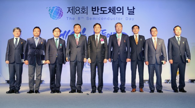 <YONHAP PHOTO-3733> 제8회 반도체의 날 기념식 (서울=연합뉴스) 이관섭 산업통상자원부 1차관(가운데)이 29일 오후 서울 삼성동 코엑스인터콘티넨탈호텔에서 열린 '제8회 반도체의 날' 기념식에서 반도체산업 발전에 공적을 남긴 유공자들에게 정부포상을 한 뒤 기념촬영을 하고 있다 .2015.10.29 << 산업통상자원부 제공 >> photo@yna.co.kr/2015-10-29 20:54:47/ <저작권자 ⓒ 1980-2015 ㈜연합뉴스. 무단 전재 재배포 금지.>
