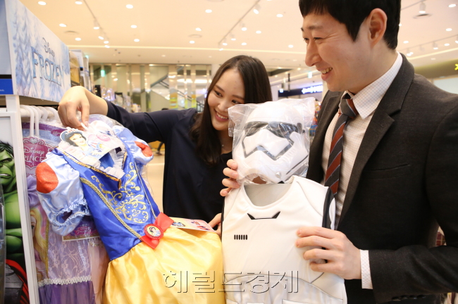 우리나라에서도 많이 알려진 미국의 축제 핼러윈데이를 며칠 앞두고 서울시내 한 백화점에서 부모가 아이들을 위한 핼러윈 용품을 살펴보고 있다. 핼러윈데이는 예전엔 아이들만의 잔칫날이었지만, 요즘엔 어쩔수 없이 어른 행사로도 변한 듯한 느낌도 든다. 이상섭 기자/babtong@heraldcorp.com