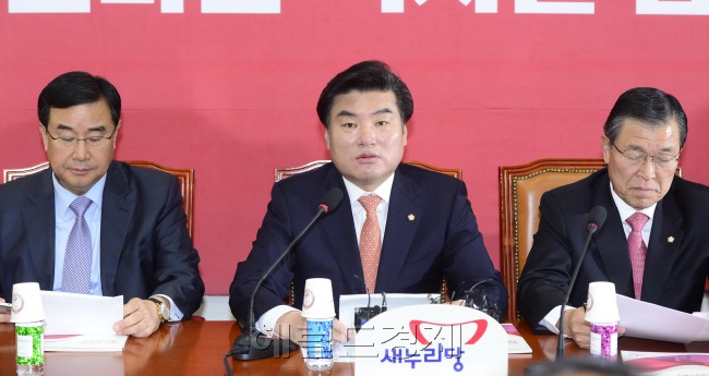 원유철 새누리당 원내대표가 30일 오전 서울 여의도 국회에서 열린 원내대책회의에서 모두발언을 하고 있다. 박해묵 기자/mook@heraldcorp.com