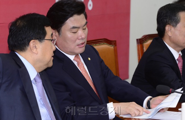 원유철 새누리당 원내대표가 30일 오전 서울 여의도 국회에서 열린 원내대책회의에서 김정훈 정책위의장과 이야기를 나누고 있다. 박해묵 기자/mook@heraldcorp.com