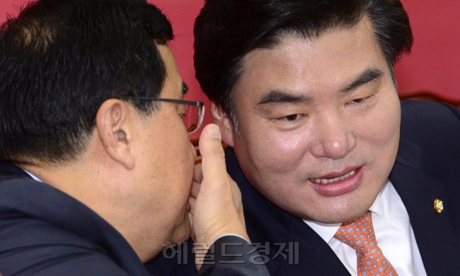 원유철 새누리당 원내대표가 30일 오전 서울 여의도 국회에서 열린 원내대책회의에서 김정훈 정책위의장과 이야기를 나누고 있다. 박해묵 기자/mook@heraldcorp.com