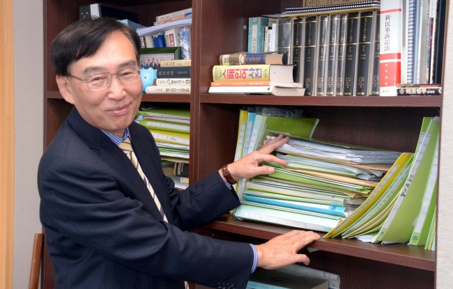 법무법인 동인의 나눔경영과 구성원의 인화를 도모하고 있는 박영관 관리위원장(공동대표)은 검사 시절‘ 따뜻한 칼’이었다. 그의 책상엔‘ 의뢰인을 대하는 마음가짐’ 10계명이 놓여 있다. “매일 한 번씩은 읽으며 다짐 했으나 지키지 못한 부분도 많아 회한이 남는다”는 그
는 세상에는‘ 법과 원칙’ 못지 않게 중요한 것들이 많다고 했다.